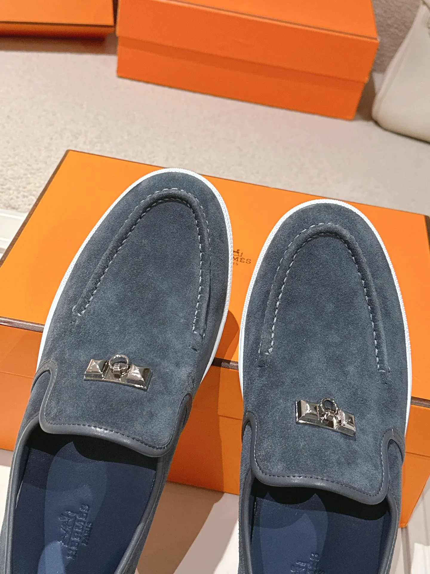 Men's Men's Shoes 600💰 Hermes# Couple Studded Loafers Calfskin and suede goatskin lace-up free sneakers with signature "H" detail. The design is simple and smooth, creating a fashionable urban look. It is comfortable and versatile. H family classics are not outdated, and the delivery counter is exquisitely packaged🛍📦 Fabric: Original customized imported first-layer cowhide/cow down Lining: Imported soft sheepskin Sole: Original open-molded anti-slip TPU material Size: 35-45
